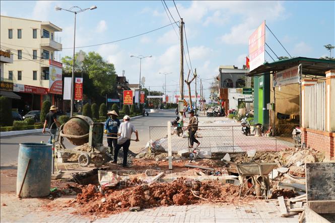 Gấp rút thi công hoàn thành dự án cải tạo vỉa hè đường Hùng Vương. Ảnh: Tường Vi - TTXVN