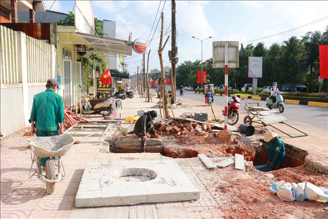 Thi công dự án cải tạo vỉa hè đường Hùng Vương. Ảnh: Tường Vi - TTXVN