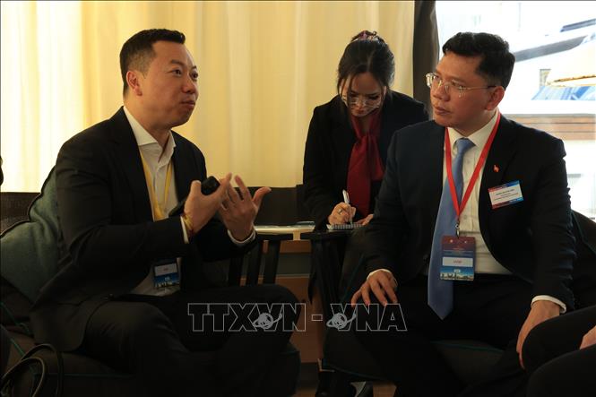 Ông Hoàng Nguyên Dinh, Phó Chủ tịch UBND Thành phố Hồ Chí Minh, thảo luận bên lề với ông Kaiser Ng, CFO của nền tảng Binance. Ảnh: Anh Hiển - PV TTXVN tại Thụy Sĩ 