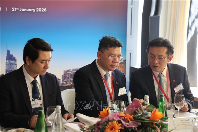 Thứ trưởng Ngoại giao Lê Anh Tuấn (ngoài cùng, bên trái) và ông Hoàng Nguyên Dinh, Phó Chủ tịch UBND Thành phố Hồ Chí Minh (giữa) tại sự kiện. Ảnh: Anh Hiển - PV TTXVN tại Thụy Sĩ 