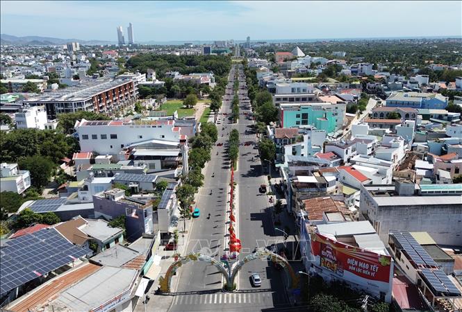 Đường 16 Tháng 4 trục giao thông trung tâm của phường Phan Rang kết nối khu vực đô thị với không gian biển. Ảnh: Nguyễn Thành – TTXVN