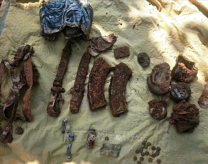 Các hài cốt liệt sĩ được tìm thấy ở độ sâu 0,8 đến 1m. Ảnh: TTXVN phát