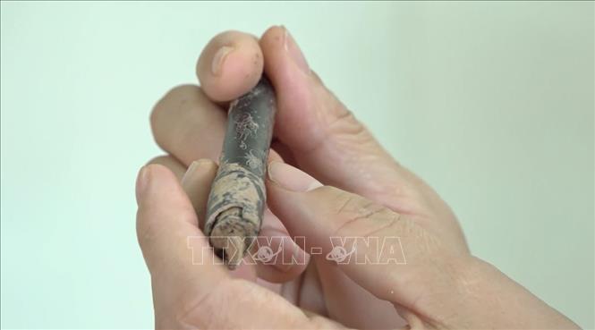 Di vật chiếc bút máy có khắc dòng chữ “Vương Chí Cao”. Ảnh: TTXVN phát