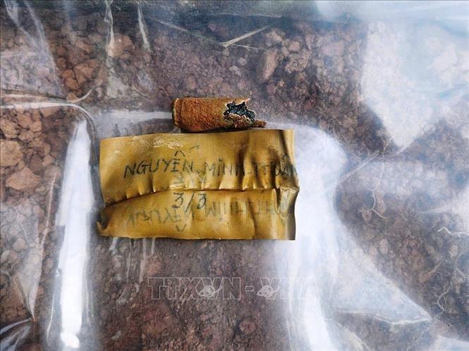 Hài cốt liệt sĩ được tìm thấy kèm theo mảnh giấy ghi dòng chữ “NGUYỄN MINH THUẬN” tại khu vực xã Đakrông (Quảng Trị). Ảnh: TTXVN phát