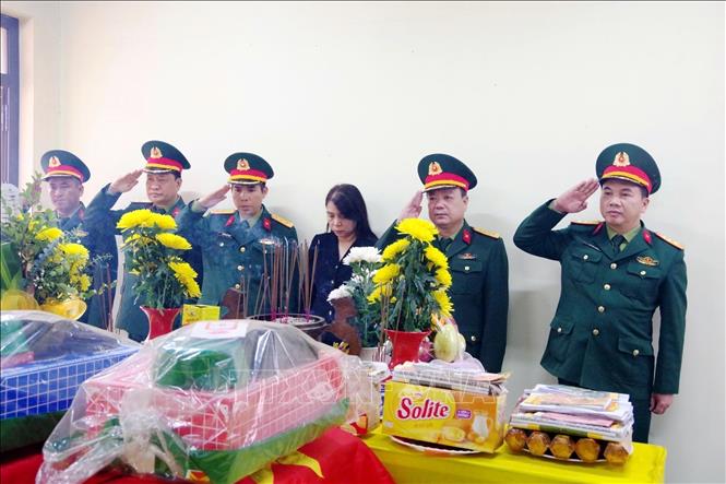 Đoàn công tác Ban Chỉ đạo 515 tỉnh Quảng Trị thắp hương viếng các liệt sĩ. Ảnh: TTXVN phát