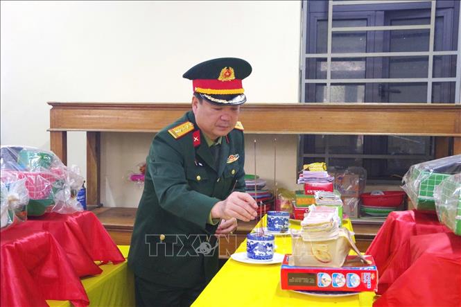 Đoàn công tác Ban Chỉ đạo 515 tỉnh Quảng Trị thắp hương viếng các liệt sĩ. Ảnh: TTXVN phát