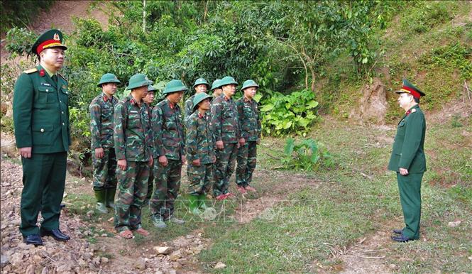 Đại tá Lê Hồng Việt, Chính ủy Bộ Chỉ huy Quân sự tỉnh Quảng Trị yêu cầu chỉ huy đơn vị tiếp tục mở rộng phạm vi tìm kiếm, quy tập hài cốt liệt sĩ, quá trình thực hiện nhiệm vụ phải bảo đảm an toàn, chặt chẽ và đúng quy định. Ảnh: TTXVN phát