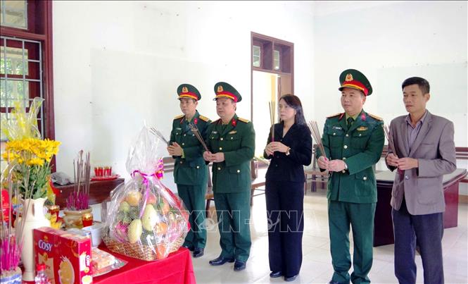 Đoàn công tác Ban Chỉ đạo 515 tỉnh Quảng Trị thắp hương viếng các liệt sĩ được quy tập ở khu vực 2 xã Đakrông và Khe Sanh, tỉnh Quảng Trị. Ảnh: TTXVN phát