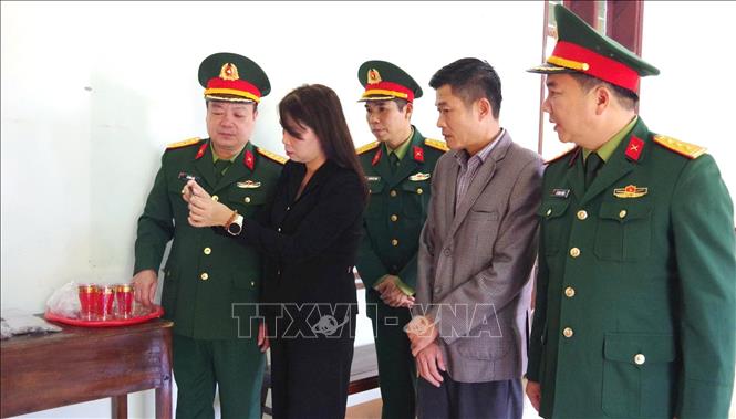 Đoàn công tác Ban Chỉ đạo 515 tỉnh Quảng Trị kiểm tra các di vật có kèm những dòng chữ đặc biệt. Ảnh: TTXVN phát