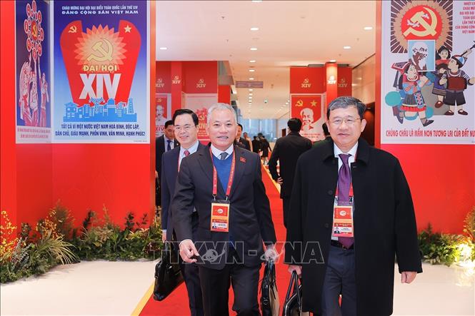 Đại biểu đến dự ngày làm việc chính thức thứ ba Đại hội XIV của Đảng, sáng 22/1. Ảnh: TTXVN