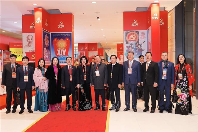 Đại biểu đến dự ngày làm việc chính thức thứ ba Đại hội XIV của Đảng, sáng 22/1. Ảnh: TTXVN