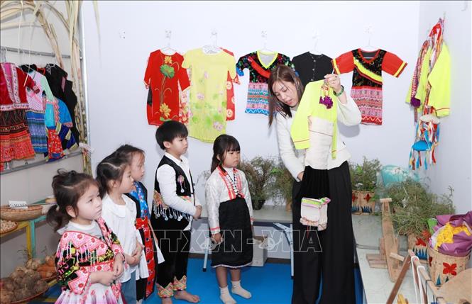 Để tăng cường tiếng Việt, giáo viên nhà trường đã xây dựng không gian văn hóa của các dân tộc sinh sống trên địa bàn để giới thiệu những bộ trang phục truyền thống của các dân tộc. Ảnh: Quý Trung – TTXVN