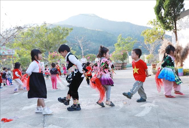 Học sinh được tham gia các hoạt động ngoài trời với các điệu múa dân gian của các dân tộc sinh sống trên địa bàn giúp các em hiểu được những nét văn hóa truyền thống của dân tộc mình. Ảnh: Quý Trung – TTXVN