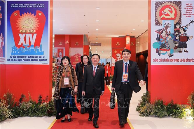 Đại biểu đến dự ngày làm việc chính thức thứ ba Đại hội XIV của Đảng, sáng 22/1. Ảnh: TTXVN