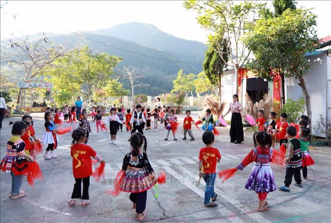 Học sinh thường xuyên được tham gia các hoạt động ngoài trời với các điệu múa dân ca của các dân tộc trên địa bàn hát bằng tiếng Việt. Ảnh: Quý Trung – TTXVN