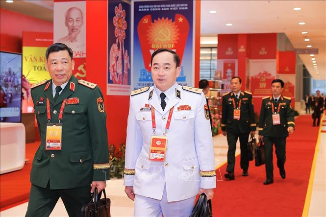 Đại biểu đến dự ngày làm việc chính thức thứ ba Đại hội XIV của Đảng, sáng 22/1. Ảnh: TTXVN