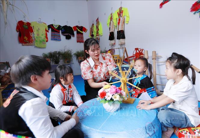 Ngoài những giờ học trên lớp, trẻ còn được tiềm hiểu về không gian văn hóa của các dân tộc mình. Ảnh: Quý Trung – TTXVN