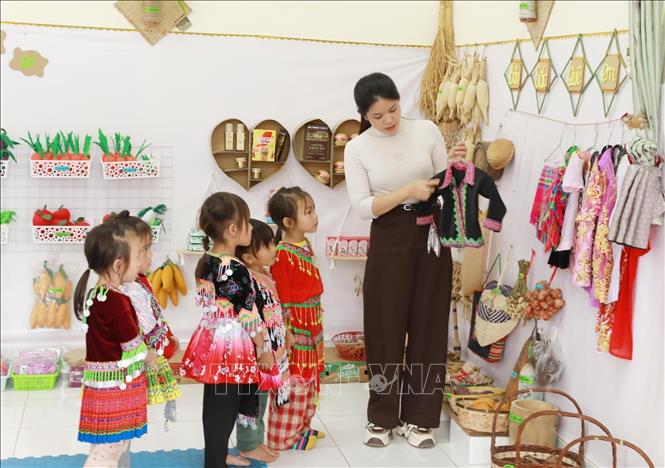 Không gian trong lớp học được các giáo viên trang trí với các bộ trang phục truyền thống gắn với đời sống hàng ngày của học sinh. Ảnh: Quý Trung – TTXVN