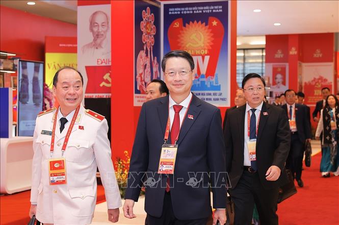 Đại biểu đến dự ngày làm việc chính thức thứ ba Đại hội XIV của Đảng, sáng 22/1. Ảnh: TTXVN