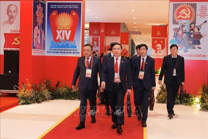 Đại biểu đến dự ngày làm việc chính thức thứ ba Đại hội XIV của Đảng, sáng 22/1. Ảnh: TTXVN