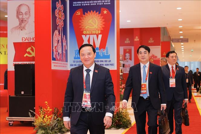 Đại biểu đến dự ngày làm việc chính thức thứ ba Đại hội XIV của Đảng, sáng 22/1. Ảnh: TTXVN