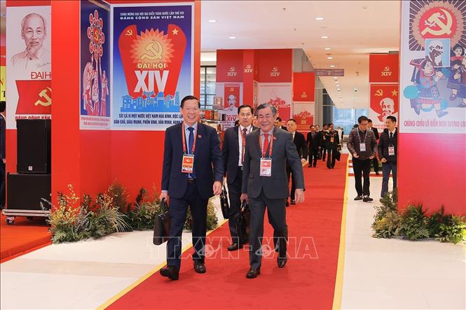 Đại biểu đến dự ngày làm việc chính thức thứ ba Đại hội XIV của Đảng, sáng 22/1. Ảnh: TTXVN