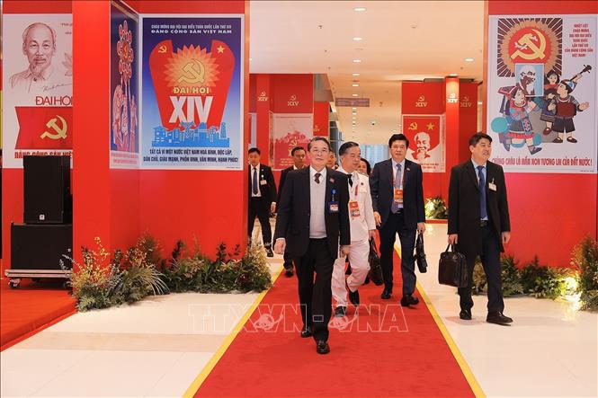 Đại biểu đến dự ngày làm việc chính thức thứ ba Đại hội XIV của Đảng, sáng 22/1. Ảnh: TTXVN