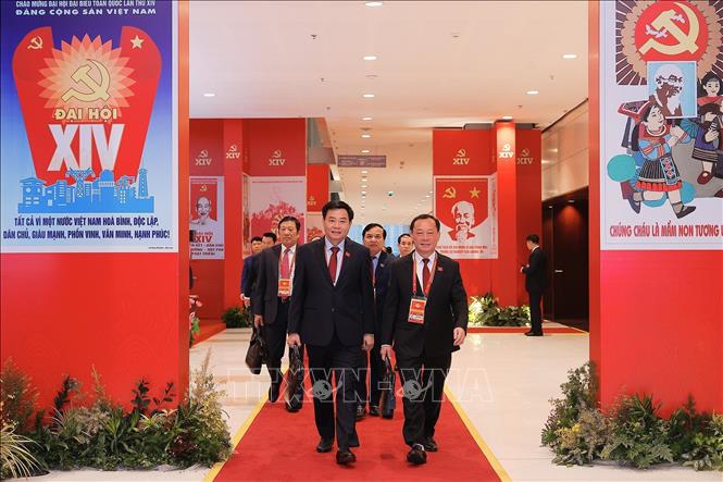 Đại biểu đến dự ngày làm việc chính thức thứ ba Đại hội XIV của Đảng, sáng 22/1. Ảnh: TTXVN