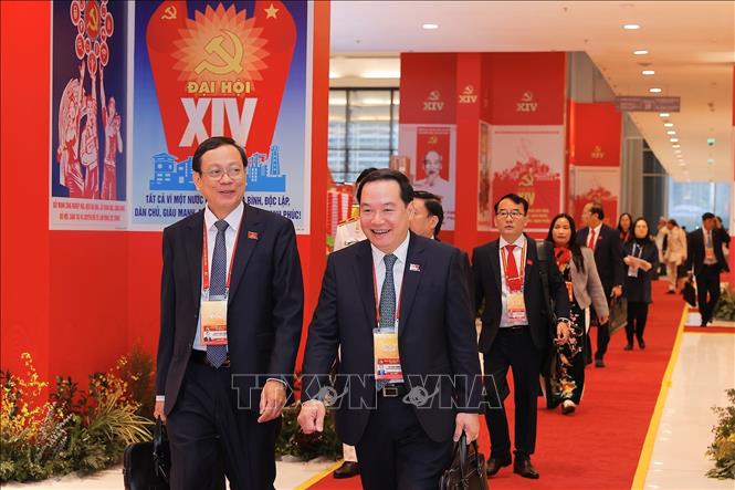 Đại biểu đến dự ngày làm việc chính thức thứ ba Đại hội XIV của Đảng, sáng 22/1. Ảnh: TTXVN