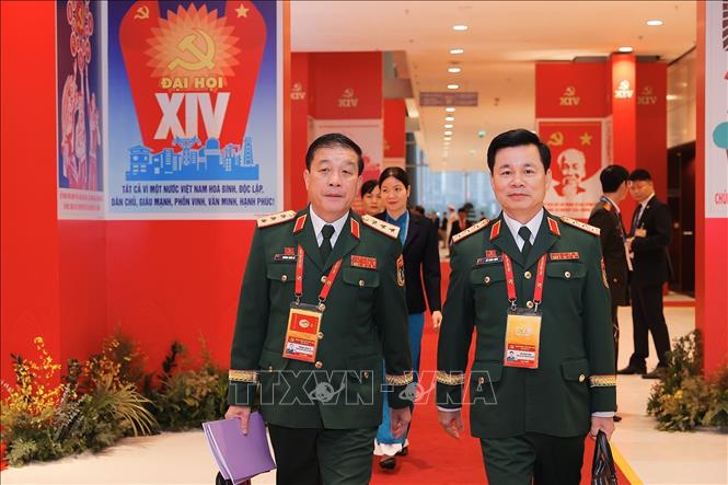 Đại biểu đến dự ngày làm việc chính thức thứ ba Đại hội XIV của Đảng, sáng 22/1. Ảnh: TTXVN