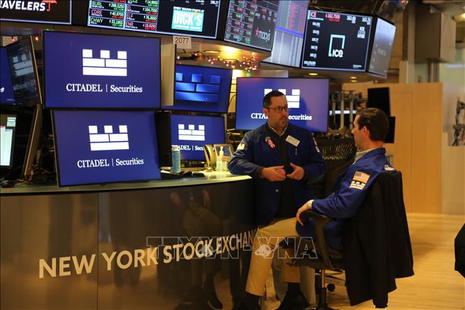 Trong phiên giao dịch chính thức ngày 21/1/2026, các chỉ số chính của Phố Wall bật tăng mạnh. Chỉ số S&P 500 tăng gần 1,2%, Dow Jones tăng 589 điểm (1,2%), Nasdaq Composite tăng gần 1,2%. Trong ảnh: Hoạt động tại sàn giao dịch chứng khoán New York, Mỹ. Ảnh: THX/TTXVN