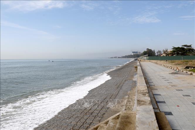 Kè bảo vệ hành lang bờ biển Phan Thiết, hạn chế tình trạng xâm thực vào đất liền. Ảnh: Nguyễn Thanh - TTXVN