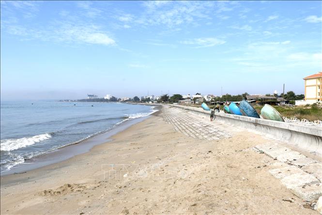 Kè bảo vệ hành lang bờ biển Phan Thiết, hạn chế tình trạng xâm thực vào đất liền. Ảnh: Nguyễn Thanh - TTXVN