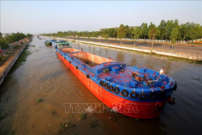 Tuyến kênh xáng Xà No do Trung ương quản lý là một trong những kênh giao thông thủy quan trọng, vận chuyển hàng hóa trên địa bàn Cần Thơ. Ảnh: Duy Khương – TTXVN