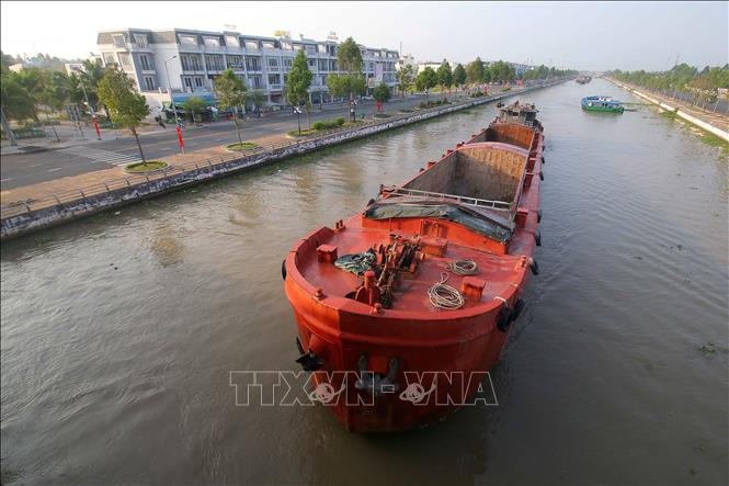 Tuyến kênh xáng Xà No do Trung ương quản lý là một trong những kênh giao thông thủy quan trọng, vận chuyển hàng hóa trên địa bàn Cần Thơ. Ảnh: Duy Khương – TTXVN
