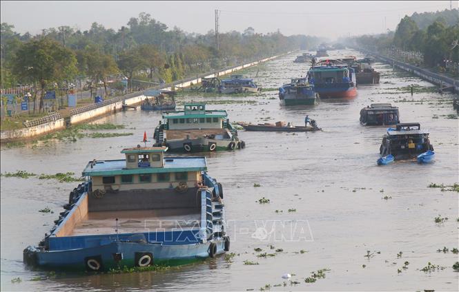 Tuyến kênh xáng Xà No do Trung ương quản lý là một trong những kênh giao thông thủy quan trọng, vận chuyển hàng hóa trên địa bàn thành phố Cần Thơ. Ảnh: Duy Khương – TTXVN