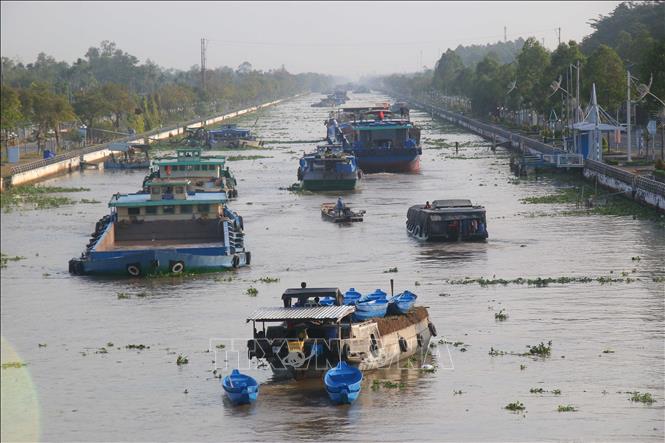 Tuyến kênh xáng Xà No do Trung ương quản lý là một trong những kênh giao thông thủy quan trọng, vận chuyển hàng hóa trên địa bàn thành phố Cần Thơ. Ảnh: Duy Khương – TTXVN