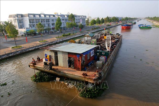 Tuyến kênh xáng Xà No do Trung ương quản lý là một trong những kênh giao thông thủy quan trọng vận chuyển hàng hóa trên địa bàn thành phố Cần Thơ. Ảnh: Duy Khương – TTXVN