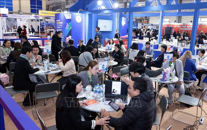 Các doanh nghiệp giao thương hợp tác. Ảnh: Trần Việt - TTXVN