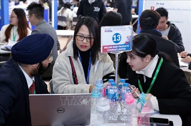 Các doanh nghiệp giao thương hợp tác. Ảnh: Trần Việt - TTXVN