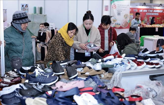 Khách tham quan, mua sắm tại hội chợ. Ảnh: Trần Việt - TTXVN