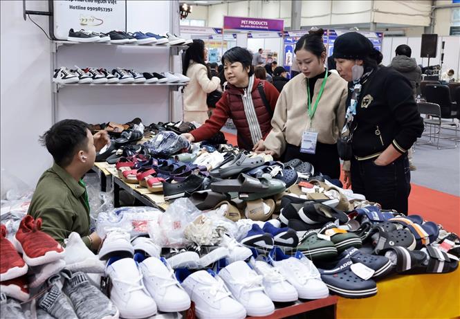 Khách tham quan, mua sắm tại hội chợ. Ảnh: Trần Việt - TTXVN