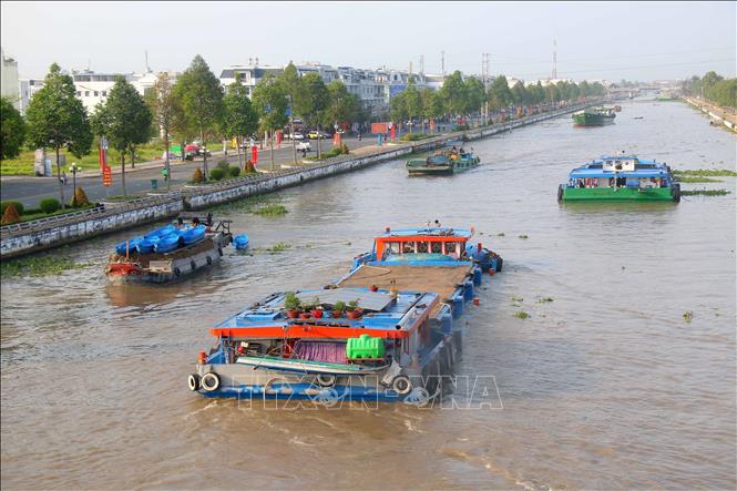 Tuyến kênh xáng Xà No do Trung ương quản lý là một trong những kênh giao thông thủy quan trọng, vận chuyển hàng hóa trên địa bàn thành phố Cần Thơ. Ảnh: Duy Khương - TTXVN