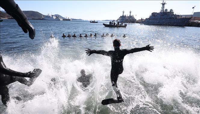 Các thợ lặn sâu thuộc đơn vị Cứu hộ và Trục vớt Biển (SSU) – đơn vị tinh nhuệ của Hải quân Hàn Quốc tham gia huấn luyện cứu hộ dưới nước tại vùng biển ngoài khơi thành phố Changwon ngày 22/1/2026. Ảnh: Yonhap/TTXVN