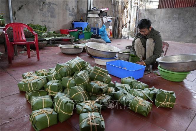 Những chiếc bánh được gói xong sẽ được luộc khoảng 12 tiếng. Ảnh: Tiến Vĩnh –TTXVN