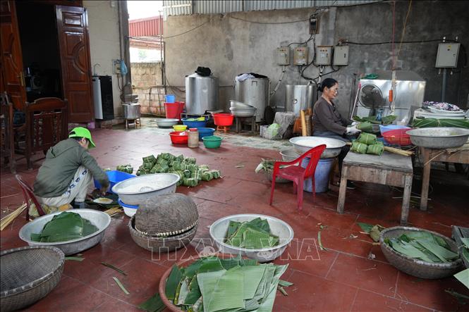 Tết về sớm ở làng bánh chưng Thủy Đường. Ảnh: Tiến Vĩnh –TTXVN