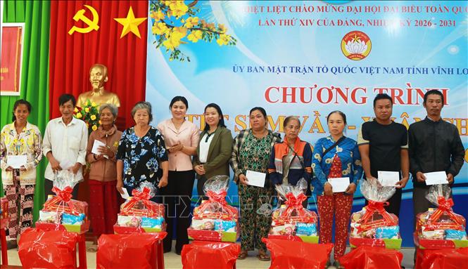 Trao quà cho hộ nghèo, cận nghèo, gia đình có hoàn cảnh đặc biệt khó khăn của xã Trà Côn. Ảnh: Phạm Minh Tuấn - TTXVN