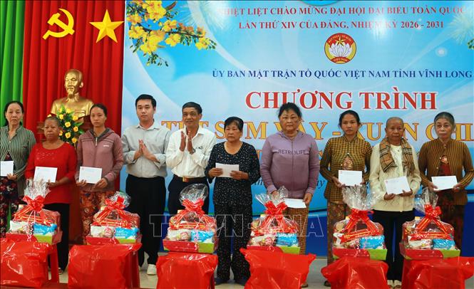 Trao quà cho hộ nghèo, cận nghèo, gia đình có hoàn cảnh đặc biệt khó khăn của xã Trà Côn. Ảnh: Phạm Minh Tuấn - TTXVN