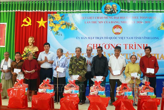 Trao quà cho hộ nghèo, cận nghèo, gia đình có hoàn cảnh đặc biệt khó khăn của xã Trà Côn. Ảnh: Phạm Minh Tuấn - TTXVN