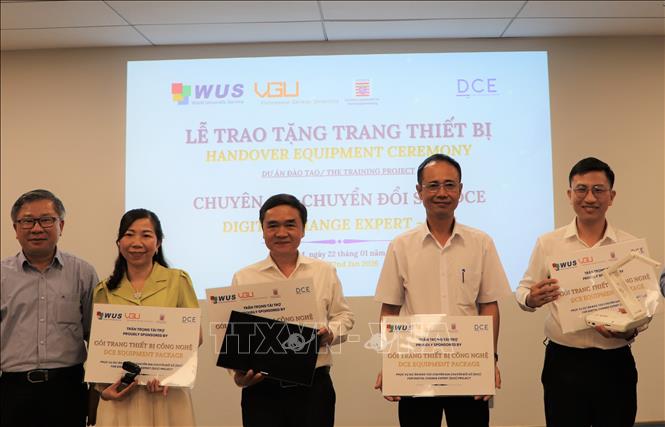 Các cơ sở giáo dục nghề nghiệp tiêu biểu trên địa bàn Thành phố Hồ Chí Minh được trao tặng thiết bị giáo dục số. Ảnh: Huyền Trang - TTXVN
